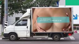 Este aviso que muestra senos ocasionó 517 accidentes en un día