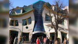 Este edificio que parece derretirse es el orgullo de Polonia