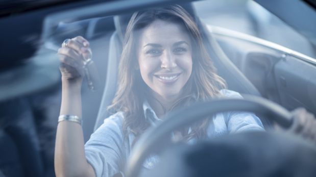 Solo para conductoras: Cinco claves al comprar un auto