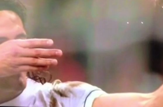 Cavani inventó penal, anotó, celebró así y lo expulsaron