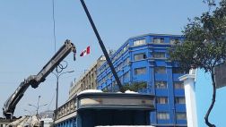 Poste de Av. Abancay cae y casi aplasta a policías