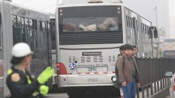 Comodidad al paso: así durmió este usuario del Metropolitano