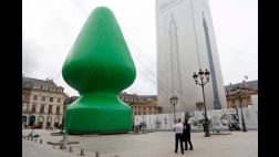 París: Retiran escultura con forma de juguete sexual
