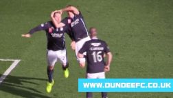 Una llave de lucha libre en celebración en el fútbol escocés