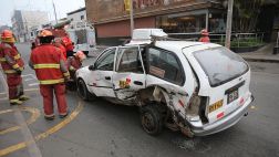 Surquillo: cuatro heridos dejó choque de auto con taxi