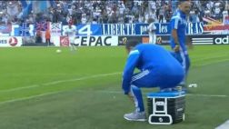 La reacción de Marcelo Bielsa al sentarse sobre su vaso de café