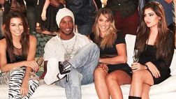 ¿Qué hace Ronaldinho acompañado por estás bellas mujeres?