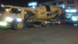 Volquete se hundió cerca de intercambio vial en construcción