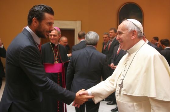 El Papa Francisco recibió al Bayern Múnich de Claudio Pizarro