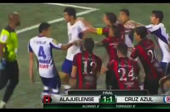 Batalla campal en la Concachampions: Alajuelense vs. Cruz Azul
