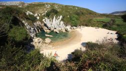 Visita Gulpiyuri, la playa más pequeña del mundo