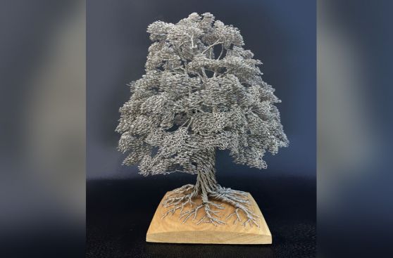 Crean esculturas de árboles torciendo hilos de alambre