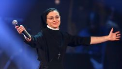 Sor Cristina recibe críticas por elección de su primera canción