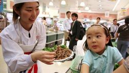 ¿Por qué regalar comida en los supermercados es buen negocio?