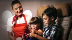 Aerolínea ofrece servicio de niñeras gratuito a bordo