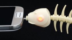 Con espinas: Carga tus dispositivos usando este cable USB