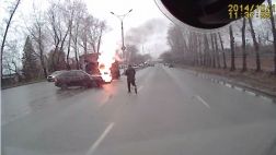 Un auto se incendia tras chocar con un camión