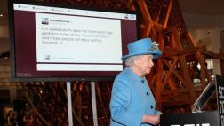 Isabel II de Inglaterra envió su primer tuit
