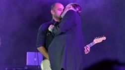 Miguel Bosé besó a su guitarrista durante concierto