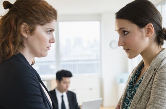 No seas vista como “la rival” en la oficina con estos consejos