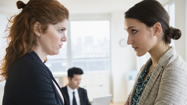No seas vista como “la rival” en la oficina con estos consejos