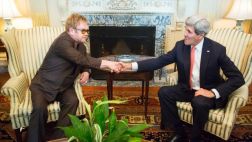 Kerry y Elton John firman acuerdo para luchar contra el sida