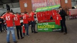 Molestos con Balotelli: hinchas 'reds' cambian su camiseta
