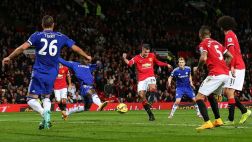 Van Persie clavó una 'puñalada' al Chelsea a los 94 minutos