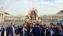 El Papa Francisco bendijo al Señor de los Milagros en Roma