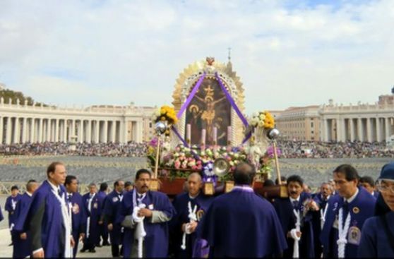 El Papa Francisco bendijo al Señor de los Milagros en Roma