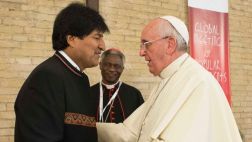 El Papa pide "tierra, trabajo y vivienda" para los más pobres