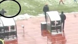 Técnico del CSKA Sofía simuló quedar noqueado por bola de nieve