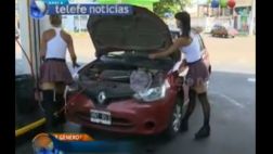 Argentina: Mujeres atienden grifo vestidas de colegialas