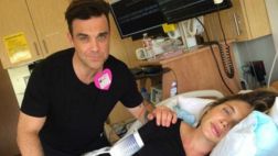 Robbie Williams quiso ayudar a esposa en parto y esto le pasó