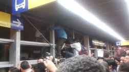 Metropolitano: por caos treparon muros para salir de estación