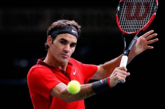 Federer sufrió pero venció en París y pelea por el número 1