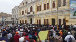 Trabajadores municipales siguen protestando por falta de pagos