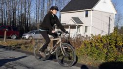 Ébola: Enfermera desafía cuarentena y pasea en bicicleta