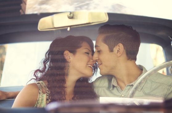Las ventajas y desventajas de besar a tu pareja en un auto