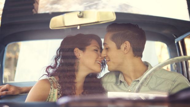 Las ventajas y desventajas de besar a tu pareja en un auto