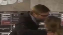 Jürgen Klopp abrazó a una hincha que lo halagó en conferencia