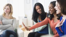 Cinco consejos para lidiar con los matrimonios de tus amigas