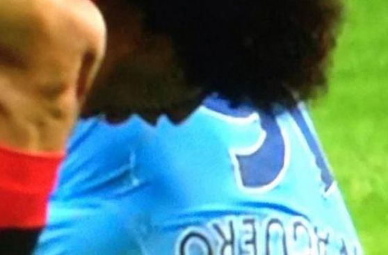 Fellaini del Manchester United escupió a Sergio Agüero