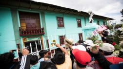 Apedrean comisaría durante cortejo fúnebre de Fidel Flores