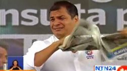 Rafael Correa rompió un diario porque no le gustó un titular