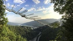 Vive la aventura de saltar de este puente colgante en Rusia