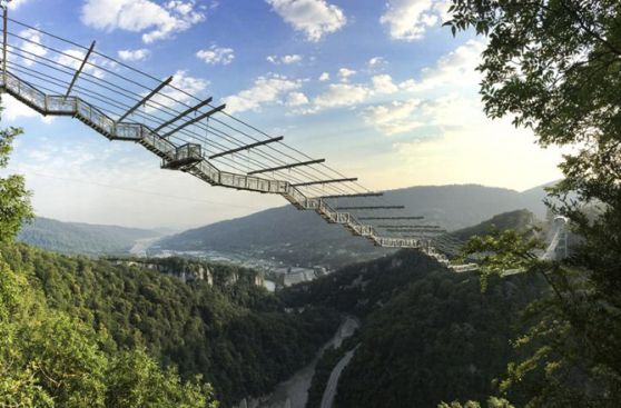Vive la aventura de saltar de este puente colgante en Rusia