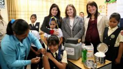 Escolares son vacunadas para prevenir el virus del papiloma