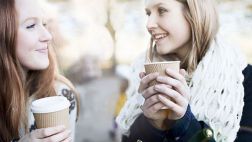 ¿Tomar un café con desconocidos puede mejorarnos un 10%?