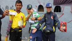 Hinchas colombianos venden golosinas para comprar entradas